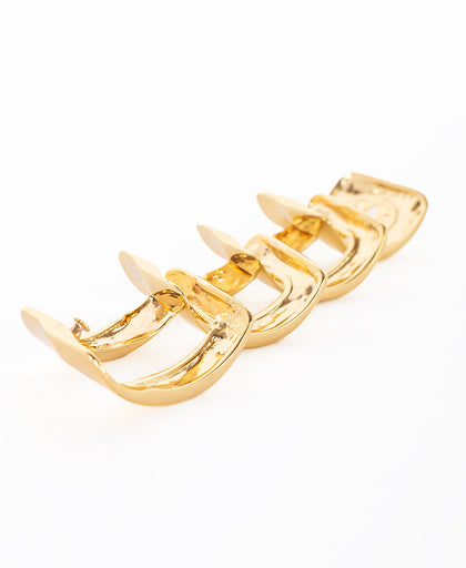 Detaglio chiusura bracciale dorato Liviana Conti in metallo a catena piatta oversize