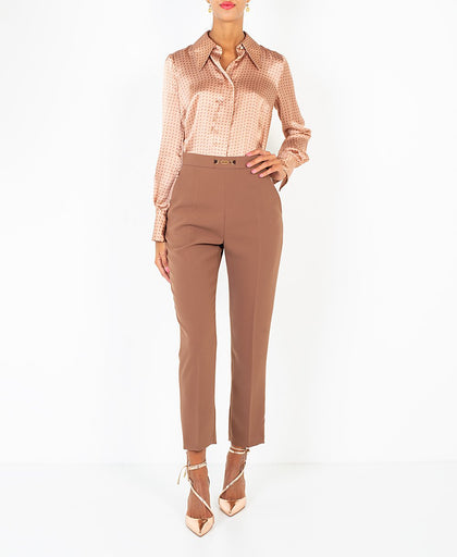 Outfit del pantalone Elisabetta Franchi in crepe a vita alta con dettaglio in metallo dorato cioccolato