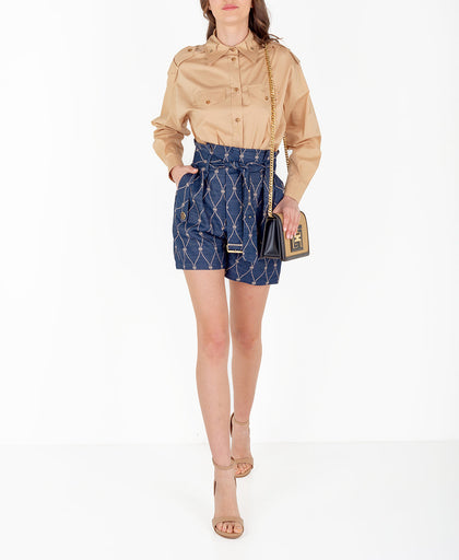 Outfit con la camicia cammello Elisabetta Franchi con colletto doppio con bottoni light gold e manica lunga con polsino e alamari sulle spalle