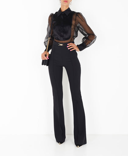 Outfit con la camicia nera Nenette in organza di seta con manica lunga a sbuffo con polsino e inserti in raso di seta