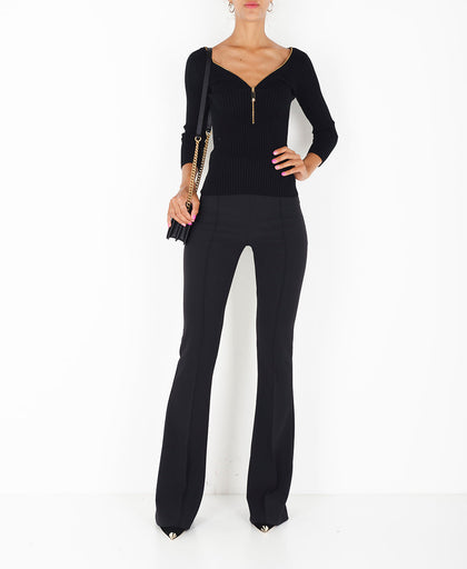 Outfit con la maglia nera aderente Elisabetta Franchi in misto viscosa con lavorazione a costina e zip decorativa