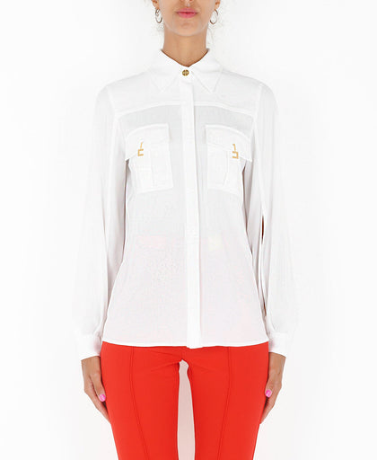 Camicia avorio Elisabetta Franchi in georgette con taschini con patta frontali e charm logo di chiusura