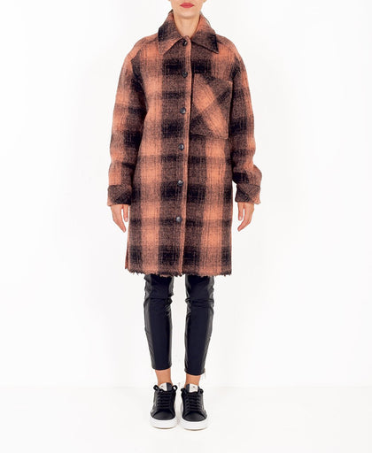 Cappotto nero e salmone T Coat in lana con stampa check e taglio maxi camicia e frange dietro alla manica e sulla schiena