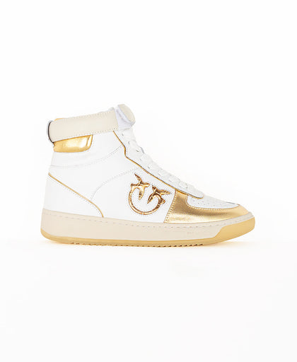 Vista laterale delle sneakers basket bianche Pinko in pelle con dettaglio logo cocco e inserti laminati oro
