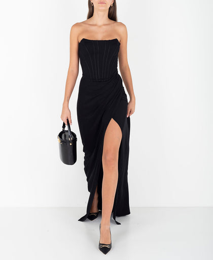 Outfit con il vestito lungo nero Elisabetta Franchi in jersey con scollo a bustino con stecche taglio a portafoglio con spacco frontale