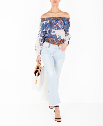 Outfit con i jeans flare Liu Jo in denim elasticizzatoa vita bassa con glitter applicati e fondo effetto unfinished