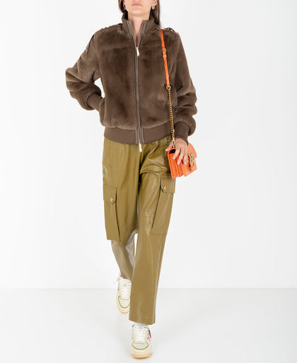 Outfit con la similpelliccia marrone Blugirl taglio bomber con dettaglio applicazioni borchie sulla spalla e profili in maglia