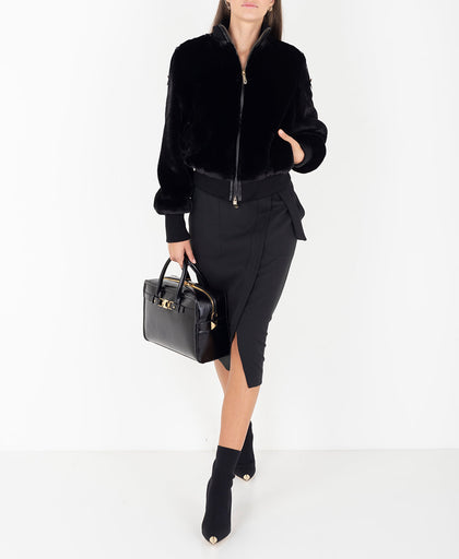 Outfit con la similpelliccia nera Blugirl taglio bomber con dettaglio applicazioni borchie sulla spalla e profili in maglia