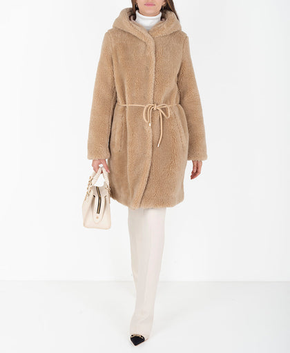 Outfit con il cappotto teddy over beige Liu Jo in simil pelliccia con cappuccio e manica lunga con cinturino coordinato separabile