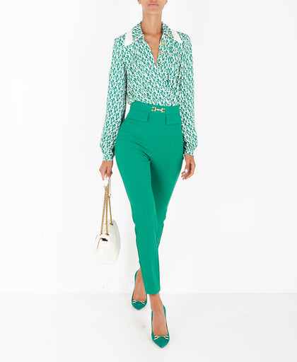 Outfit con il pantalone smeraldo Elisabetta Franchi in crepe a vita alta con dettaglio morsetto logo e finte patte frontali