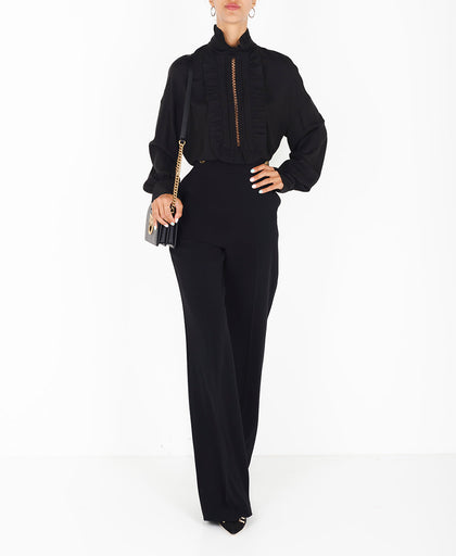 Outfit con la camicia nero Manila Grace a collo alto con rouches dal taglio lungo morbido asimmetrico