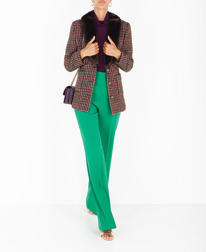 Outfit con la maglia prugna Liviana Conti a collo alto e manica lunga con profili con lavorazione a costina e dettaglio a contrasto dietro
