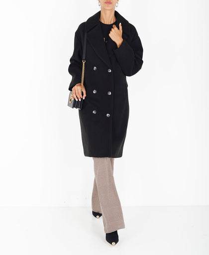 Outfit con il cappotto over nero Silvian Heach in panno morbido e martin gala dietro con bottoni