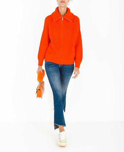 Outfit con il cardigan arancione Liviana Conti in lana vergine a collo alto e chiusura con zip