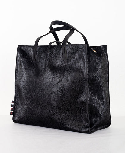 Vista laterale della borsa nera Manila Grace edizione limitata in simil pelle effetto velluto con dppi manici e tracolla regolabile e pochette interna