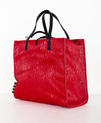 Vista laterale della borsa rossa Manila Grace edizione limitata in simil pelle effetto velluto con dppi manici e tracolla regolabile e pochette interna