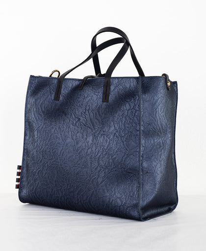 Vista laterale della borsa blu Manila Grace edizione limitata in simil pelle effetto velluto con dppi manici e tracolla regolabile e pochette interna