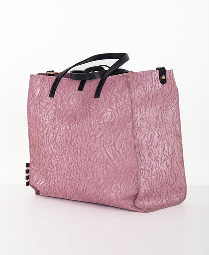 Vista laterale della borsa rosa Manila Grace edizione limitata in simil pelle effetto velluto con dppi manici e tracolla regolabile e pochette interna
