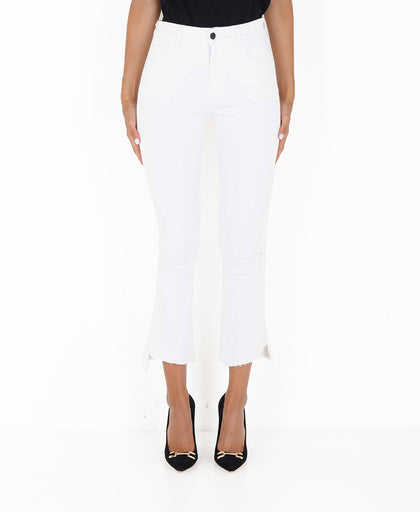 Jeans flare bianchi Liviana Conti in denim a vita regular  con fondo sfrangiato effetto unfinished