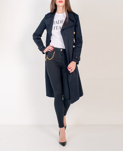 Outfit con il jeans nero Elisabetta Franchi in cotone stretch a vita alta con catena dorata e charm logo