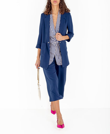 Outfit con il gilet lungo Silvian Heach a righe bianche e blu con patte applicate effetto tasca e chiusura con bottoni e cintura in tessuto separabile