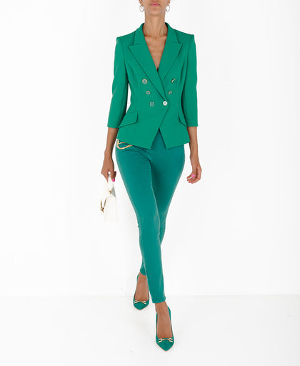 Outfit con la giacca verde smeraldo Elisabetta Franchi in doppio crepe con scollo a V con rever e manica a tre quarti e chiusura doppiopetto con bottoni smaltati logati