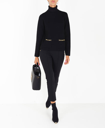 Outfit con la maglia nera Elisabetta Franchi a collo alto con lavorazione a costine e tasche applicate con dettaglio logo gold