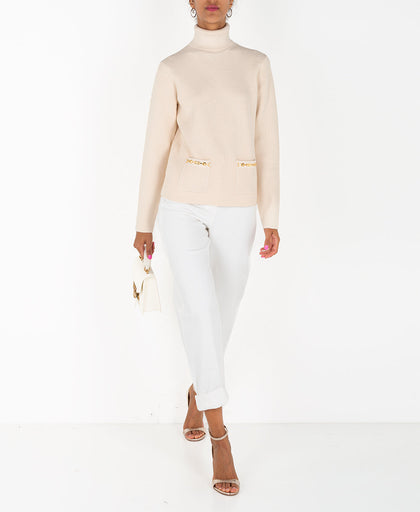 Outfit con la maglia panna Elisabetta Franchi a collo alto con lavorazione a costine e tasche applicate con dettaglio logo gold