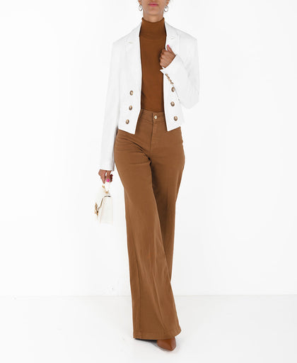 Outfit con la giacca spencer bianca Silvian Heach in twill con scollo a V con rever e manica lunga con bottoni al fondo e bottoni decorativi frontali