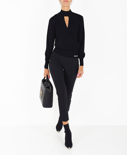 Outfit con la maglia nera Elisabetta Franchi in lana a collo alto con dettaglio cut out e manica lunga e profili con lavorazione a costina