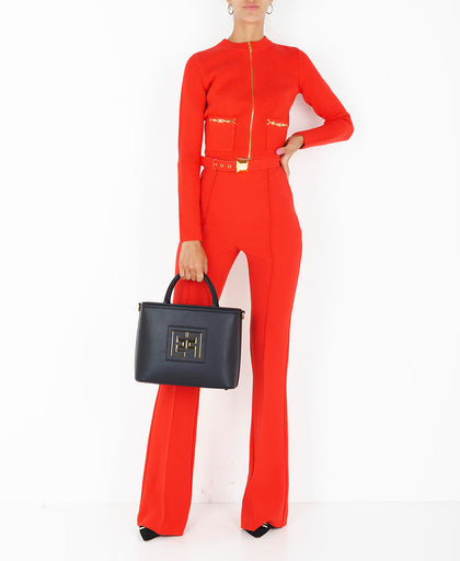 Outfit con il cardigan corto rosso Elisabetta Franchi con lavorazione a costine con tasche applicate con dettaglio logo light gold e chiusura con zip in mitallo dorato