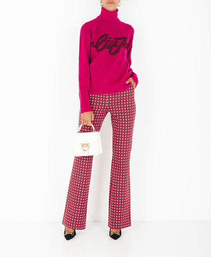 Outfit con la maglia rosa Liu Jo a collo alto con ricamo logo frontale logo con fili lurex