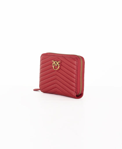 Vista laterale del portafoglio rosso Pinko in pelle trapuntata chevron con dettaglio logo in metallo dorato Love Birds