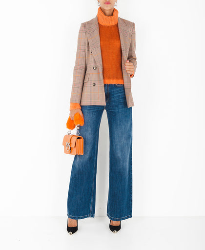 Outfit con la maglia arancione aderente Nenette in misto lana con lavorazione microcostina a collo alto e manica lunga raglan con polsino svasato