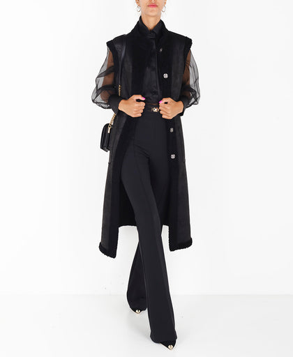 Outfit con il gilet montone lungo nero P Cube double fas in lana ecologica con spalmatura effetto pelle e tasconi applicati