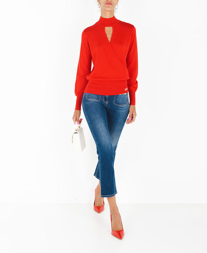 Outfit con la maglia rossa Elisabetta Franchi in lana a collo alto con dettaglio cut out e manica lunga e profili con lavorazione a costina