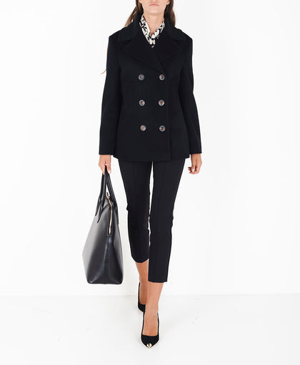 Outfit con il cappotto corto doppiopetto nero Breras in lana vergine con rever e tasche verticali profilate
