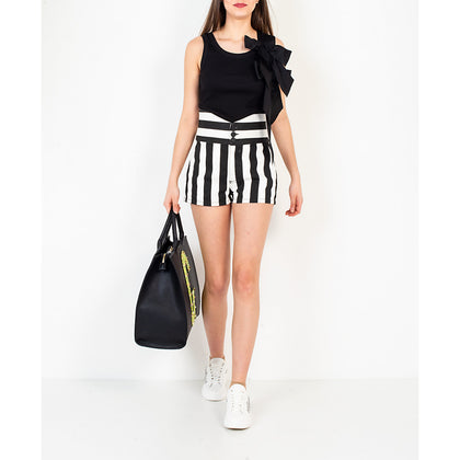 Outfit con gli Shorts Gaelle Paris in cotone con stampa a righe verticali bianchi e neri