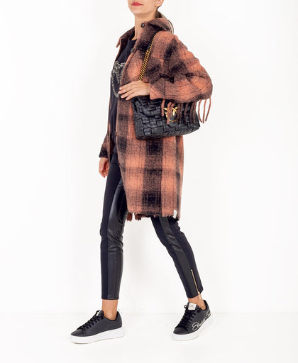 Outfit con il cappotto nero e salmone T Coat in lana con stampa check e taglio maxi camicia e frange dietro alla manica e sulla schiena