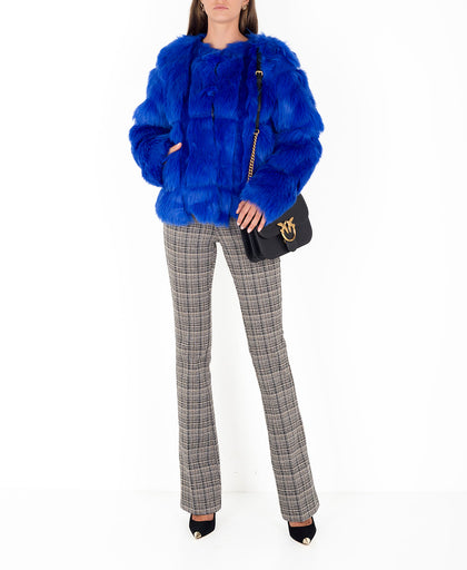 Outfit con la simil pelliccia blu Silvian Heach con tasche verticali con profili in similpelle a contrasto