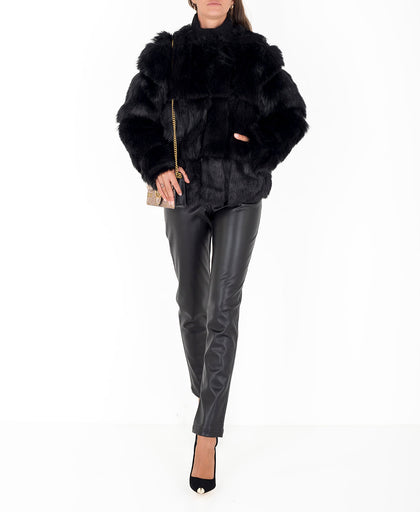Outfit con la simil pelliccia nera Silvian Heach con tasche verticali con profili in similpelle a contrasto