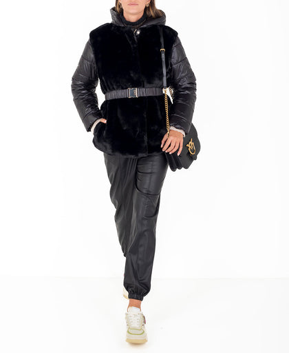 Outfit con il piumino nero Liu Jo con inserti in similpelliccia a collo con cappuccio e cintura coordinata separabile elastcizzata