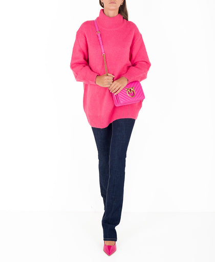 Outfit con la maglia over rosa Silvian Heach a collo alto e manica lunga con spalla scesa
