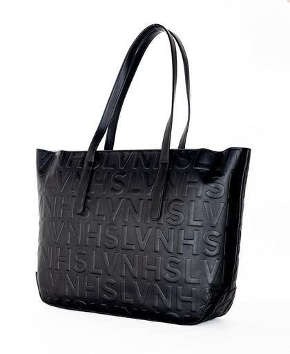 Vista laterale della borsa nera Silvian Heach in simil pelle con lettering logo in rilievo  e doppi manici