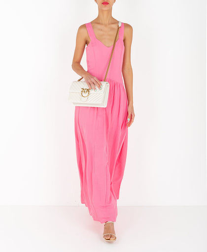 Outfit con il vestito lungo rosa Silvian Heach con scollo a V e spallina spessa e con arricciature asimmetriche in vita