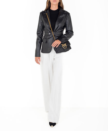Outfit con la giacca monopetto nera Silvian Heach in simil pelle scollata a V con rever e cinturino coordinato separabile con bottoni a pressione di chiusura