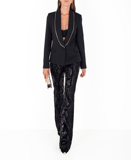 Outfit con il pantalone lungo flare nero Fracomina in velluto e paillettes che formano una fantasia geometrica tono su tono a vita alta
