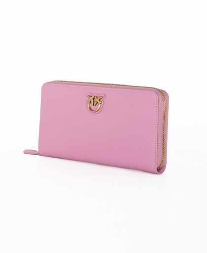 Vista laterale del portafoglio rosa Pinko in pelle con portacarte e tasca portamonete e dettaglio logo in metallo dorato Love Birds