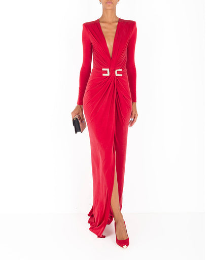Outfit con il vestito lungo rosso Elisabetta Franchi in cupro con scollo profondo a V e manica lunga con spallina imbottita e maxi spacco frontale