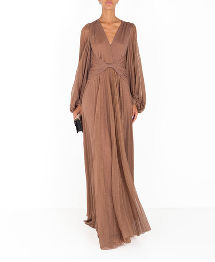 Outfit con il vestito lungo plissettato marrone Nenette a manica lunga a sbuffo e scollo a V incrociato e dettaglio fascia arricciata in vita